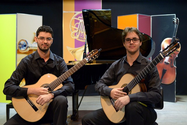 Os músicos Marlon Nascimento e Fábio Ramos vão tocar violão