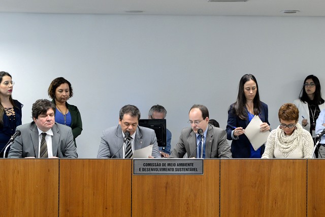 Parlamentares falaram sobre os impactos ambientais e sociais da incineração
