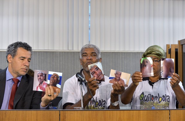 Presidente da associação dos quilombolas, Jurandir (centro) mostrou fotos tiradas após as agressões que alega ter sofrido em 24 de março deste ano