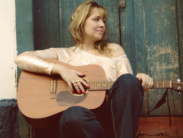O primeiro disco solo da cantora, Circo de ilusões, foi lançado em 2009