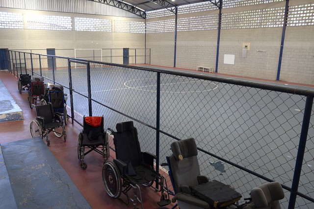 A comissão está visitando instituições de ensino estaduais aptas a receber alunos com deficiência, como a Escola Estadual João Moreira Salles