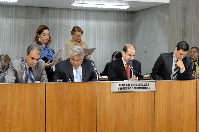 O relator do projeto, deputado Felipe Attiê (à esquerda), destacou que a implementação das medidas constantes no projeto não implica despesas para o erário