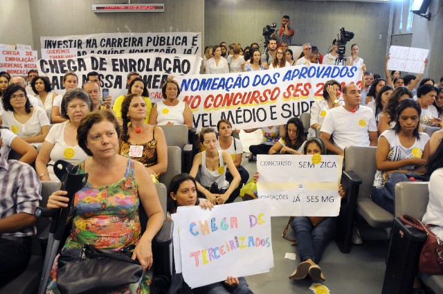 Os aprovados no concurso presentes na audiência levaram faixas e apitos para protestar