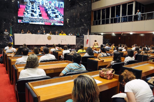 A audiência pública começou no Auditório, mas teve que ser transferida para o Plenário, devido ao grande número de participantes