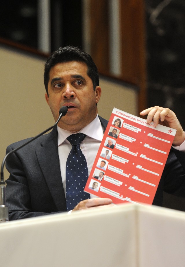 Sargento Rodrigues mostrou uma lista de petistas que foram presos ou são investigados por corrupção