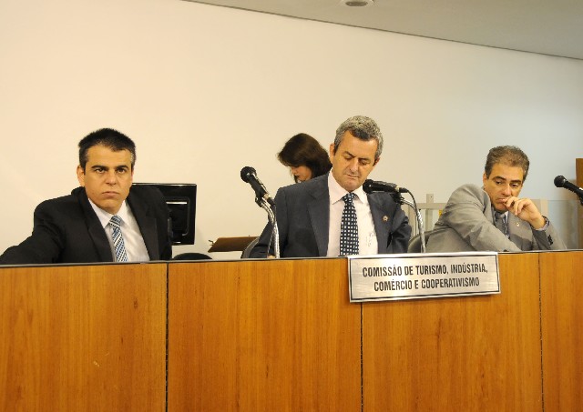 Também foi aprovado pedido de reunião sobre compra de mobiliário escolar pela Secretaria de Educação