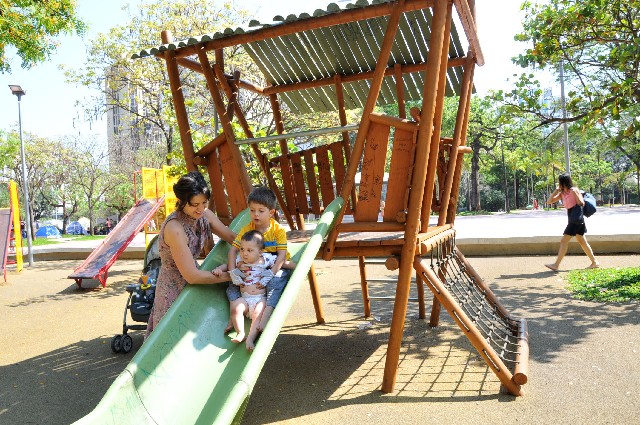 Cristina Campolina leva os filhos para brincar nos novos playgrounds da praça