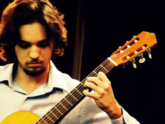 Mauro del'Isolla é violonista e guitarrista e já atuou em diversos grupos musicais