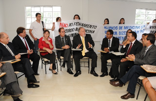 Os parlamentares buscaram iniciativas capazes de satisfazer os estudantes e a universidade