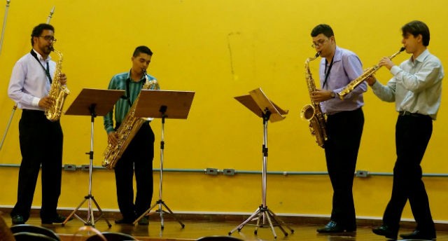 Quarteto de Saxofone de Ouro Preto toca junto com pianista