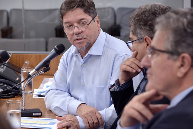 Representante da Copasa, Gilson explicou a questão da turbidez da água em Espinosa