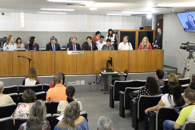 A doença apresenta sintomas como inchaços, que podem ser visíveis externamente e também afetar órgãos internos, conforme descrito na reunião