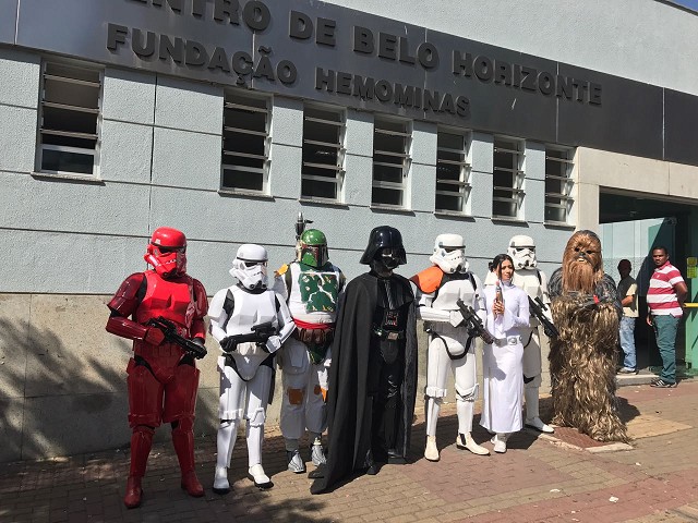 Fãs da saga cinematográfica Star Wars vestidos como personagens dos filmes se uniram na Hemominas, em Belo Horizonte, para doar sangue