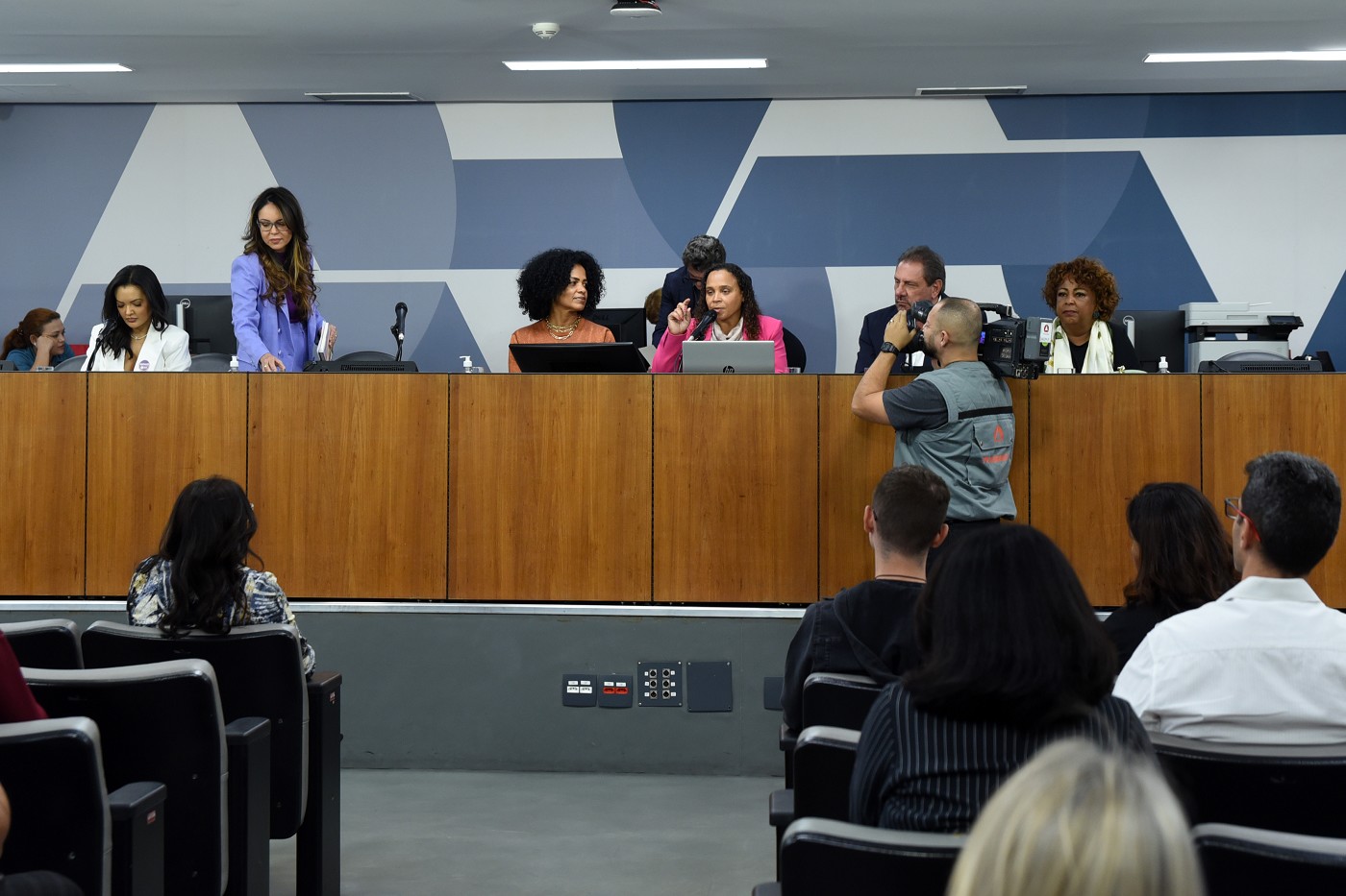 Comissão de Defesa dos Direitos da Mulher - debate sobre políticas públicas para mulheres na menopausa
