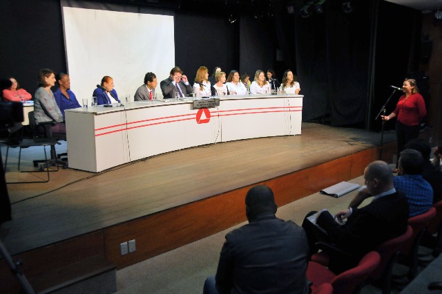 Parlamentares e convidados debateram propostas para regulamentação da profissão de esteticista