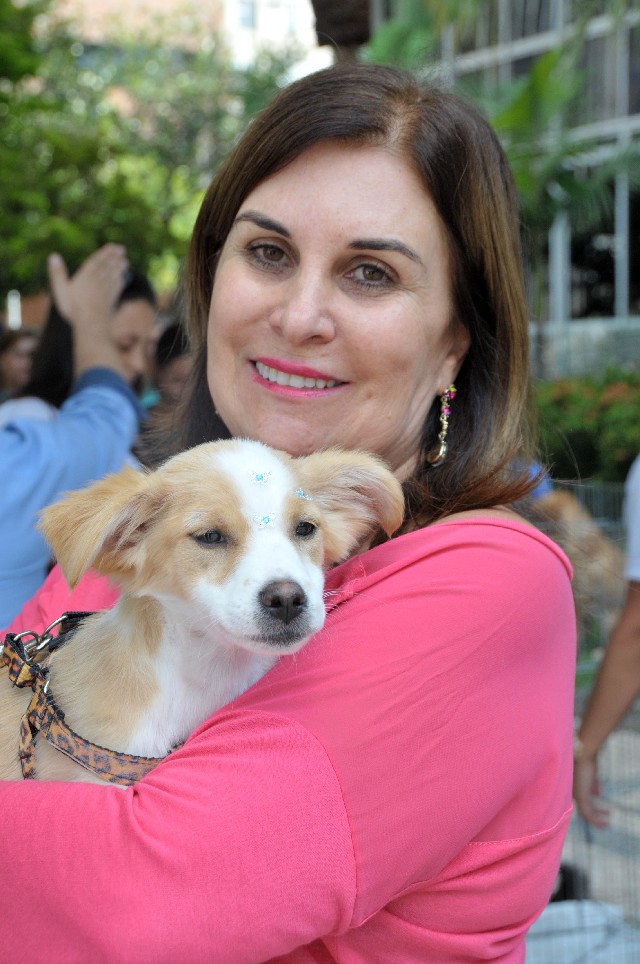 Juliana Pires adotou uma cachorra de três meses no evento