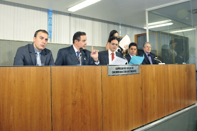 De acordo com o relatório, combos de TV por assinatura, internet e telefone estão em 2° lugar no ranking de reclamações, seguidos por operadoras de cartão de crédito