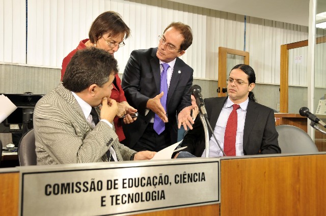 Deputados da Comissão apreciaram dois projetos de lei e vários requerimentos