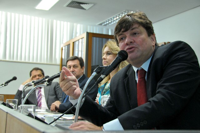 Para André Quintão (à direita), a proteção especial ao idoso é importante sobretudo em municípios menores