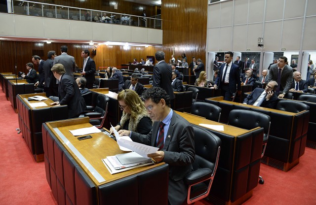 Plenário também aprovou PL sobre a garantia de representatividade de militares em associações