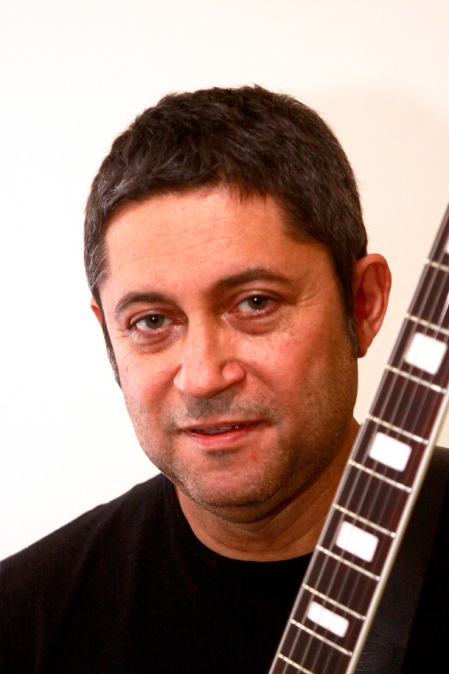 O servidor da ALMG Junot irá apresentar canções no estilo pop rock