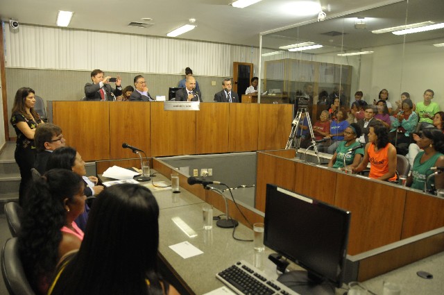 Deputados acompanham explanação sobre o projeto Mexa-se e elogiam resultados apontados.