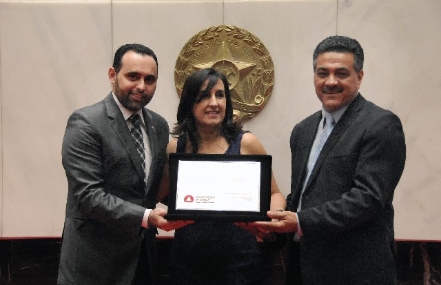 A diretora Heloísa Helena recebeu placa alusiva à homenagem