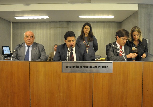 Os requerimentos foram aprovados na reunião desta segunda-feira (8)