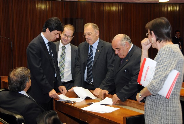 O projeto foi aprovado na forma do substitutivo n° 1, da FFO, e foram rejeitadas as emendas de n°s 4 a 7, apresentadas por parlamentares durante a discussão em Plenário