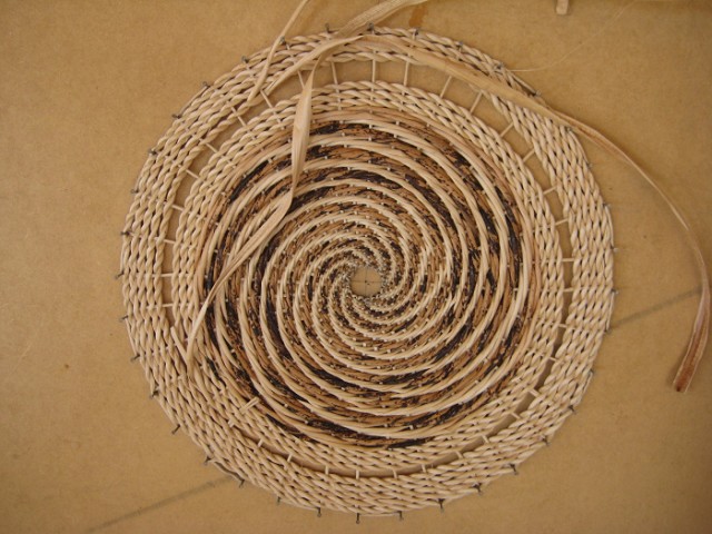 Artesãs trazem artigos como pufes, bolsas, mandalas, bandejas, sousplats, entre outros