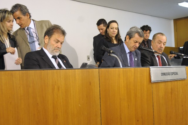 A arguição pública foi conduzida pelo deputado Antônio Carlos Arantes (centro)