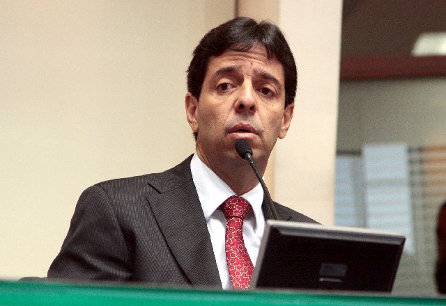 Dinis Pinheiro destacou que os custos da dívida  impede investimentos em saneamento básico, saúde e educação