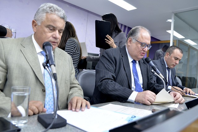 Ivair Nogueira (à esquerda) destaca que a proposição não gera qualquer impacto no desenvolvimento de medicamentos e vacinas