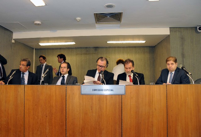 O relator opinou pela manutenção do veto ao dispositivo que previa a criação da Secretaria de Recursos Humanos