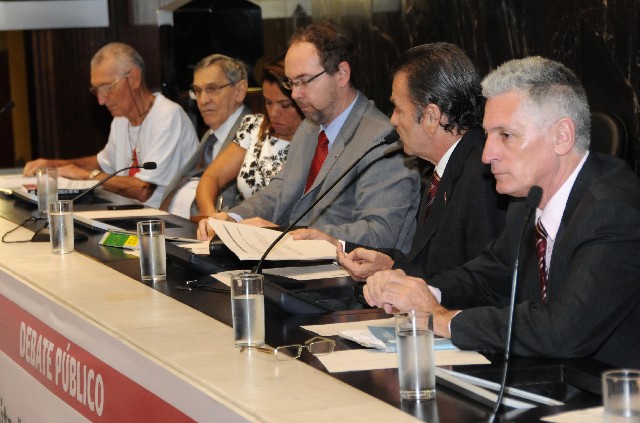 Parlamentares defenderam que a politica habitacional seja considerada prioritária