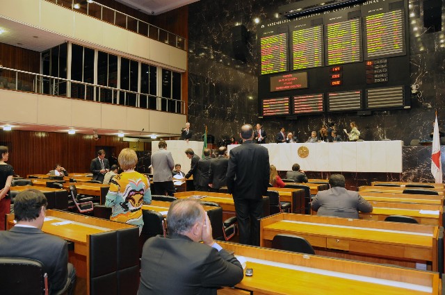 Plenário também aprovou em 1º turno projeto que autoriza o Executivo a prestar contragarantia à União em operação de crédito com a agência oficial alemã