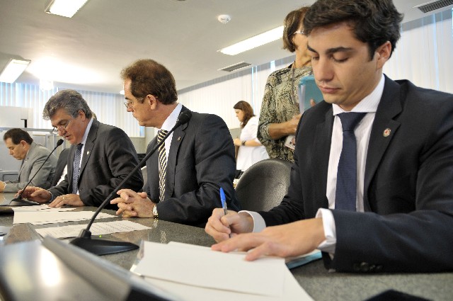 Gustavo Perrella foi o relator das duas proposições analisadas pela FFO