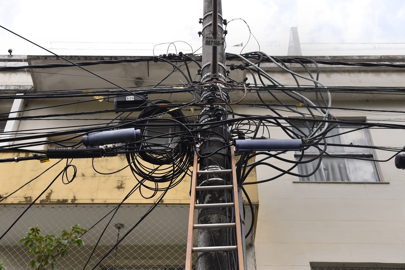 Banco de imagens - Cabos e fios de telefonia, luz, poste