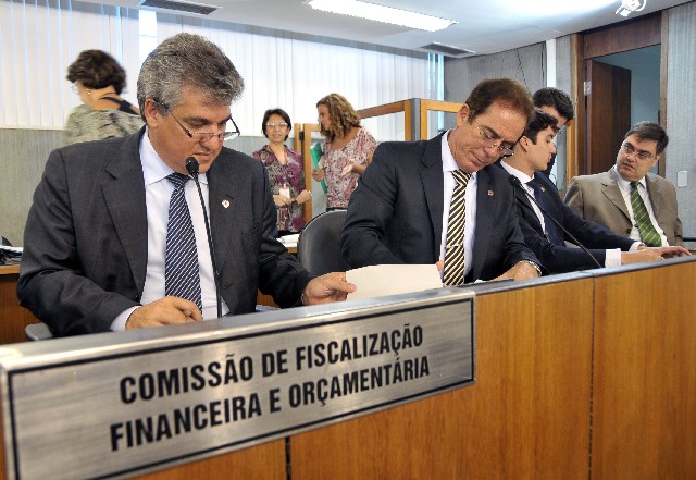 Zé Maia (esq.) opinou pela aprovação do projeto de lei