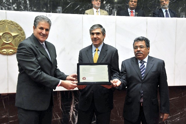 O diretor-presidente da empresa, Julián Eguren, recebeu placa alusiva à homenagem