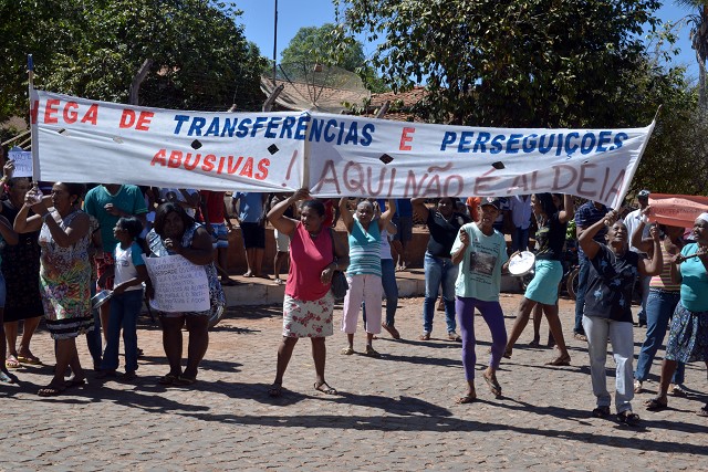 Grupo protestou contra a transformação da Escola Municipal Tasso Fragoso em unidade de ensino indígena