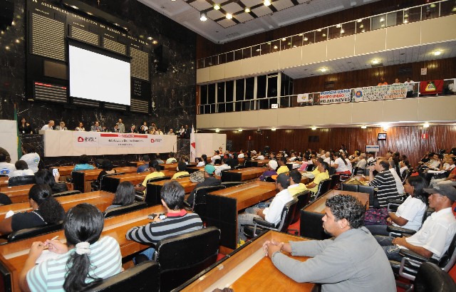 Várias organizações da sociedade civil ligadas ao tema, como o Movimento dos Sem Casa, lotaram as galerias do Plenário da ALMG