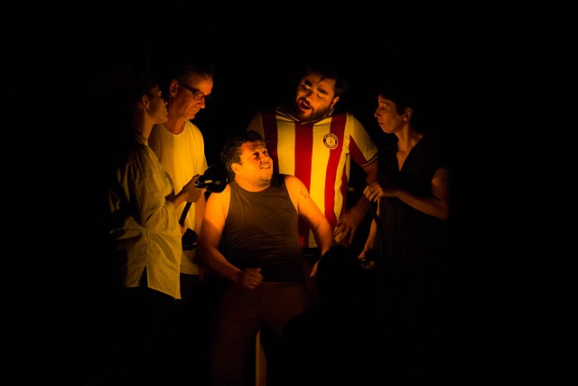 Escrito durante a ditadura, o roteiro passou por pequenas adaptações para fazer referência aos dias atuais