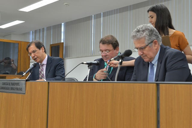 Parlamentares também aprovaram reuniões sobre a situação da MG-220, as obras inacabadas no Estado e o metrô de Belo Horizonte