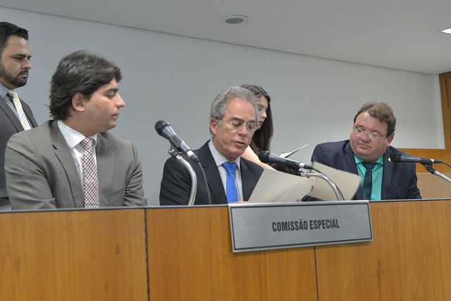 Celinho do Sinttrocel (à direita) foi eleito presidente e Cássio Soares (à esquerda) empossado como vice