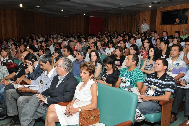 Populares lotaram o Teatro Zacarias Marques, em Muriaé, para o encontro regional Pobreza e Desigualdade