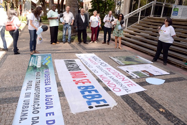 Em frente ao Palácio da Inconfidência, militantes protestaram contra a atividade mineradora, que consideram uma das responsáveis pela má distribuição de água