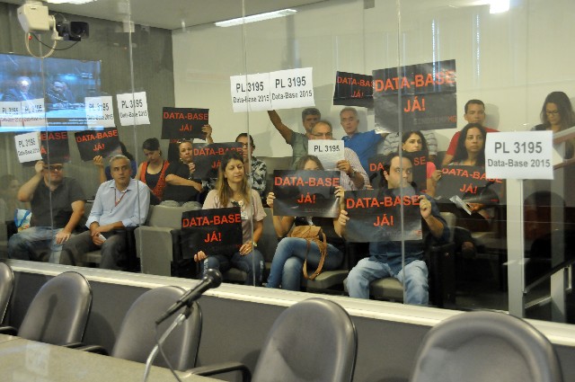 Servidores do Ministério Público presentes no Plenarinho IV comemoraram a aprovação do parecer favorável ao projeto
