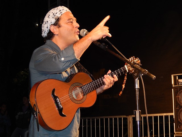 A apresentação de Bilora valoriza a viola e a poesia das canções