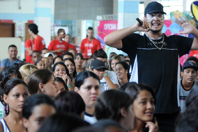 A Cia Malarrumada de Teatro interagiu com os jovens